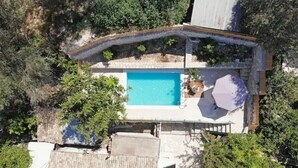 An aerial view of a property with a swimming pool, surrounded by trees and a covered patio area. - Villa Adamantia Paxos with Pool, Terrace & Wi-Fi (Paxos)