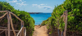Apartment with a spectacular sunset. Modern with satellite TV and beach 5 min away