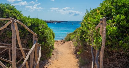 Apartment with a spectacular sunset. Modern with satellite TV and beach 5 min away