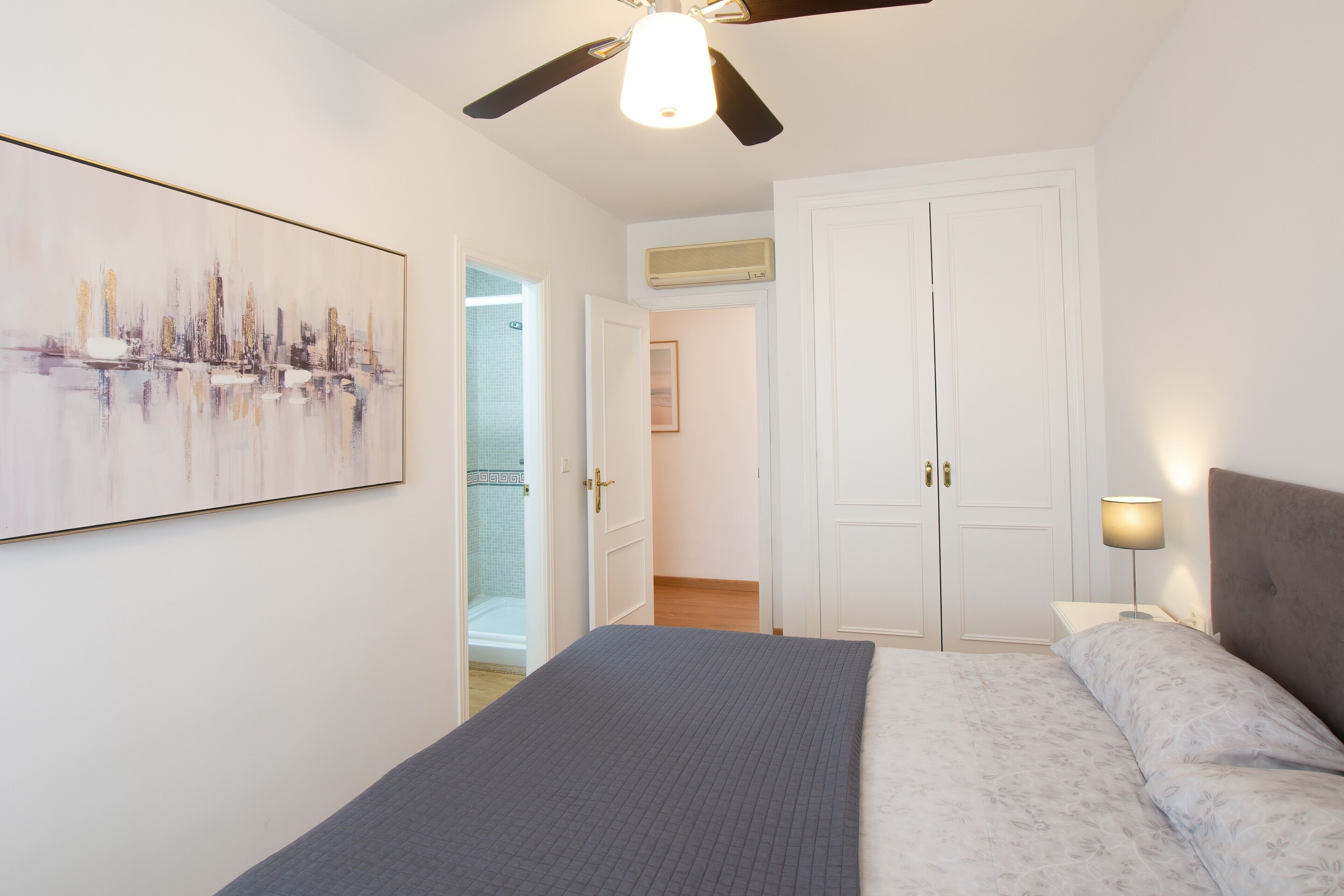 2 slaapkamers, een strijkplank/strijkijzer, gratis wifi, beddengoed