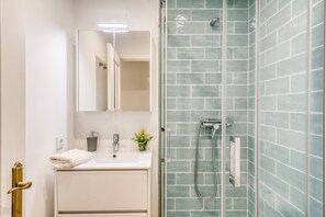 Douche, sèche-cheveux, serviettes fournies
