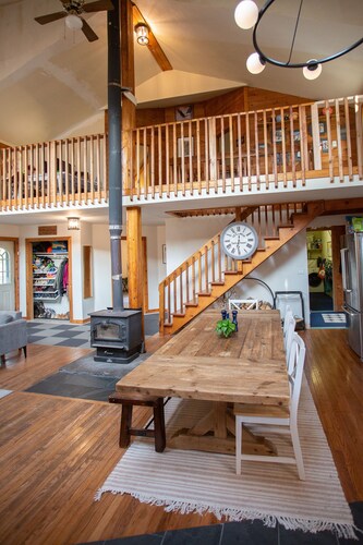 Cheerful 3-bedroom cabin with mountain view