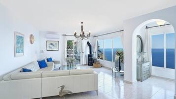 Televisie en een open haard