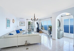 Una televisión, una chimenea