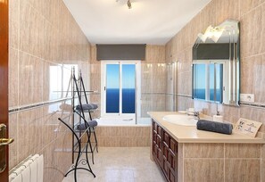 Bathtub, hair dryer, towels - Beautiful Villa with Sea Views, Pool, Garden & Wi-Fi (Salobreña)