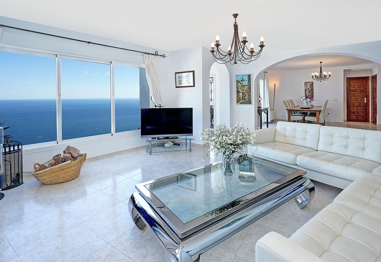 Een televisie en een open haard