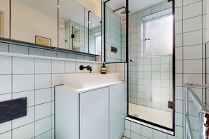 Shower, hair dryer, towels, toilet paper - UK.LO.DCR - Spacious 1 bedroom apartment in Kennington (London)