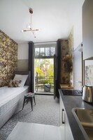 Estúdio, 1 cama de solteiro, para não fumantes, cozinha americana | Cofres nos quartos, espaço de trabalho para notebook, cortinas blackout