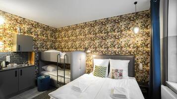 Firemannsrom, ikke-røyk, tekjøkken | Safe på rommet, skrivebord for bærbar PC og blendingsgardiner