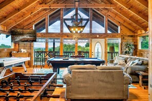 Televisión, chimenea, futbolito