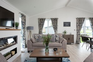 Smart TV - Hazel Lodge, 27 Roadford Lake Lodges (Lifton)