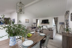 Interior - Hazel Lodge, 27 Roadford Lake Lodges (Lifton)