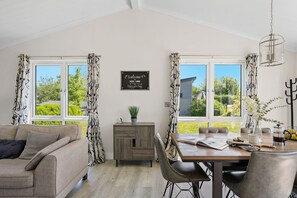 Interior - Hazel Lodge, 27 Roadford Lake Lodges (Lifton)