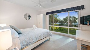 4 bedrooms, iron/ironing board, free Internet, bed sheets