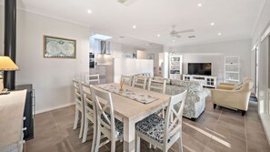 Dining - Sunset Beach Luxury 24 (Soldiers Point)