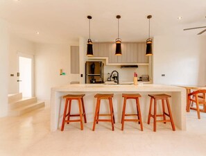 Refrigerador, microondas, parrilla de estufa y cafetera y tetera 