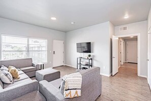 Smart TV, fireplace, table football, offices - Group Stay Steps to BYU-Idaho · Gym + Free Parking (Rexburg)