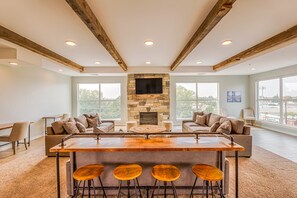 Smart TV, chimenea, futbolito y oficina 