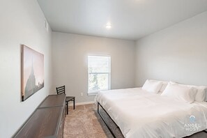 3 室のベッドルーム、アイロン / アイロン台、旅行用ベビーベッド、WiFi (無料)