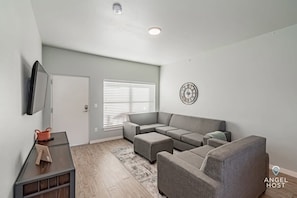 スマートテレビ、テーブルサッカー台、書斎 / ワークスペース