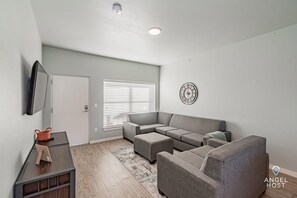 Smart-tv, pejs, bordfodbold, kontorer