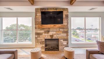 Smart-tv, tafelvoetbal en een kantoor