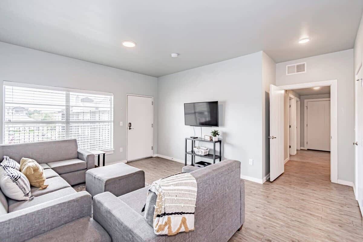 スマートテレビ、テーブルサッカー台、書斎 / ワークスペース