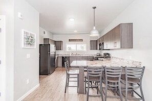 Fridge, microwave, oven, stovetop - Spacious Family Stay Near BYU-Idaho Campus (Rexburg)