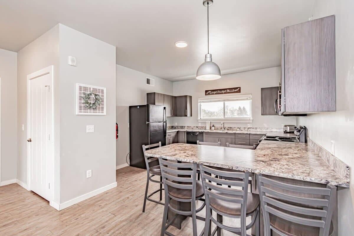 冷蔵庫、電子レンジ、オーブン、コンロ