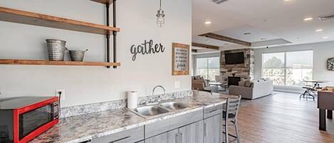 冷蔵庫、電子レンジ、オーブン、コンロ