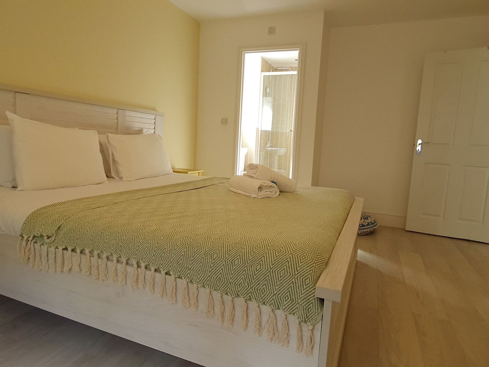 5 bedrooms, iron/ironing board, free WiFi, bed sheets