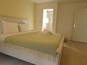 5 bedrooms, iron/ironing board, free WiFi, bed sheets