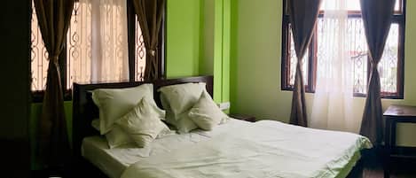 3 bedrooms, desk, iron/ironing board, free WiFi