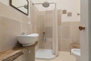 Apartment | Badezimmer | Dusche, Haartrockner