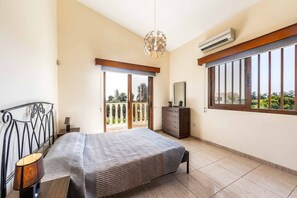 7 bedrooms, iron/ironing board, WiFi, bed sheets