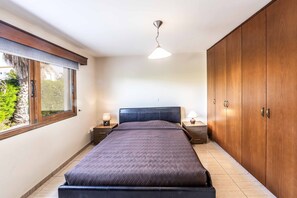 7 bedrooms, iron/ironing board, WiFi, bed sheets