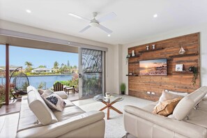 Televisie, boeken en een kantoor