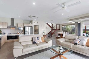 Televisie, boeken en een kantoor