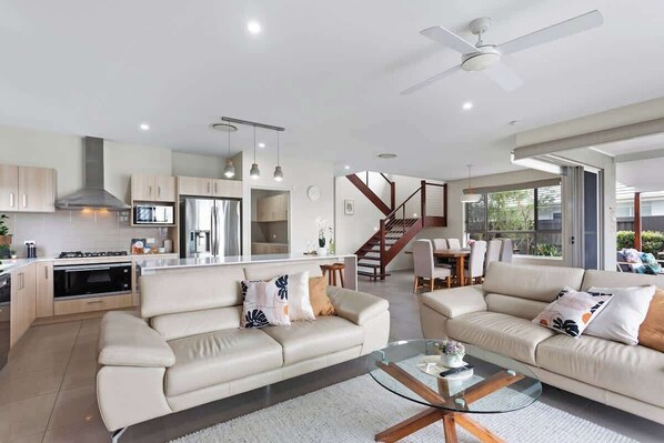 电视、书、办公室