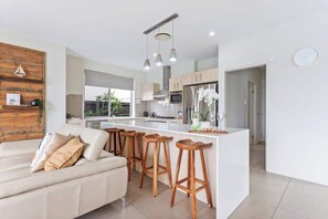 Fernseher, Bücher, Arbeitsbereiche