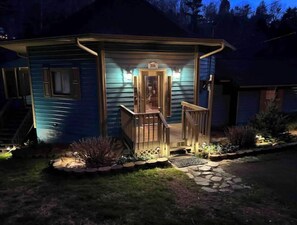 Exterior detail - Cheerful 3 bedroom relaxing riverfront cabin with outdoor jacuzzi and Tv (Ellijay)