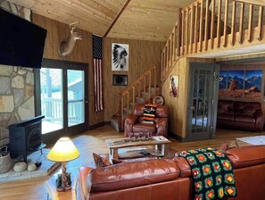 Smart TV, chimenea, videojuegos y libros 