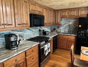 Fridge, microwave, oven, stovetop - Cheerful 3 bedroom relaxing riverfront cabin with outdoor jacuzzi and Tv (Ellijay)