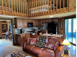 Smart TV, fireplace, video games, books - Cheerful 3 bedroom relaxing riverfront cabin with outdoor jacuzzi and Tv (Ellijay)