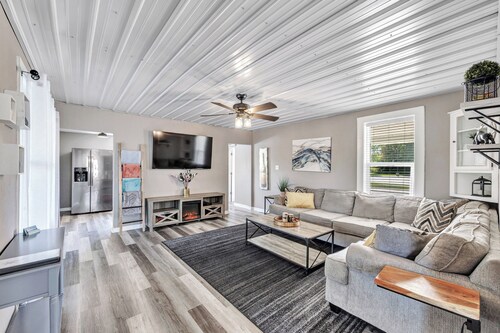 Lazy River Villa - Hottub! Fenced Yard! Sleeps 13!