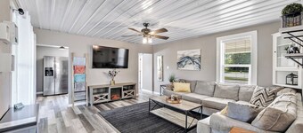 Lazy River Villa - Hottub! Fenced Yard! Sleeps 13!