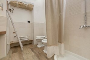 Apartemen Basic | Kamar mandi | Shower, pengering rambut,  dan kloset