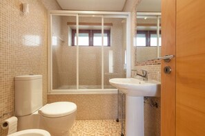 Secadora de cabello, toallas, jabón, papel de baño 