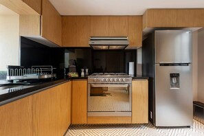 Kühlschrank, Mikrowelle, Ofen, Herdplatte