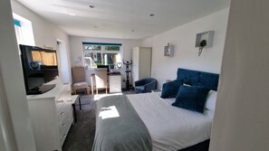 1 Schlafzimmer, Schreibtisch, Bügeleisen/Bügelbrett, Reisekinderbett